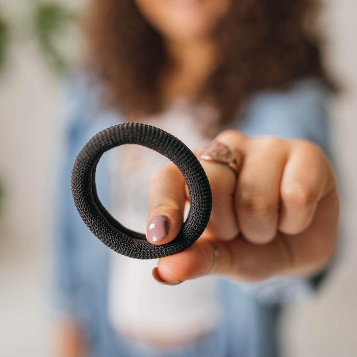 A model showcasing a black hairband, emphasizing its thickness