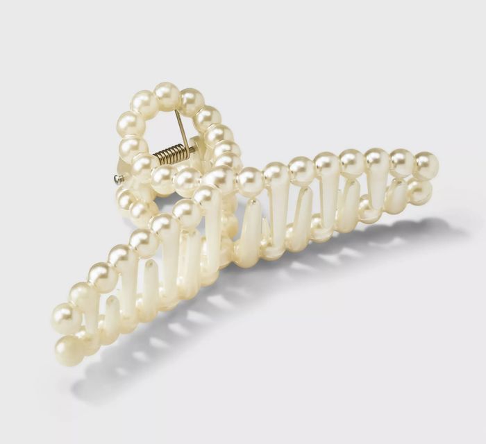 the cream-colored pearl claw clip