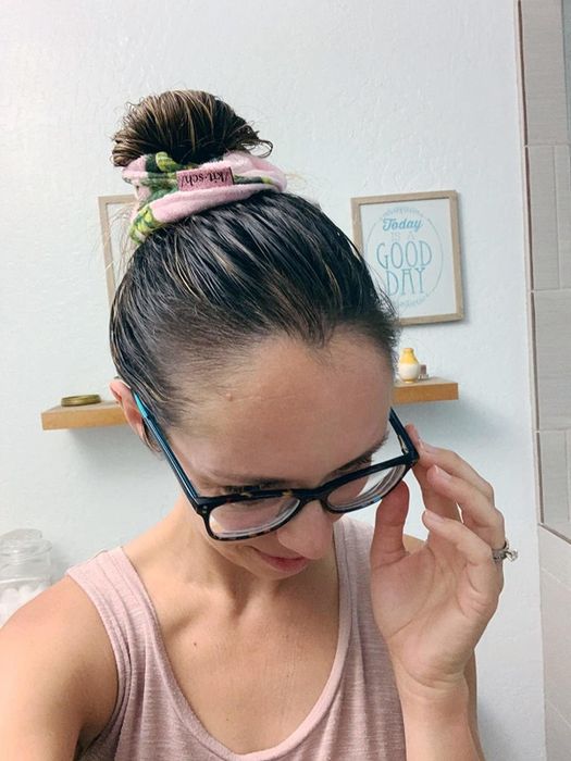 Reviewer sporting the palm leaf scrunchie