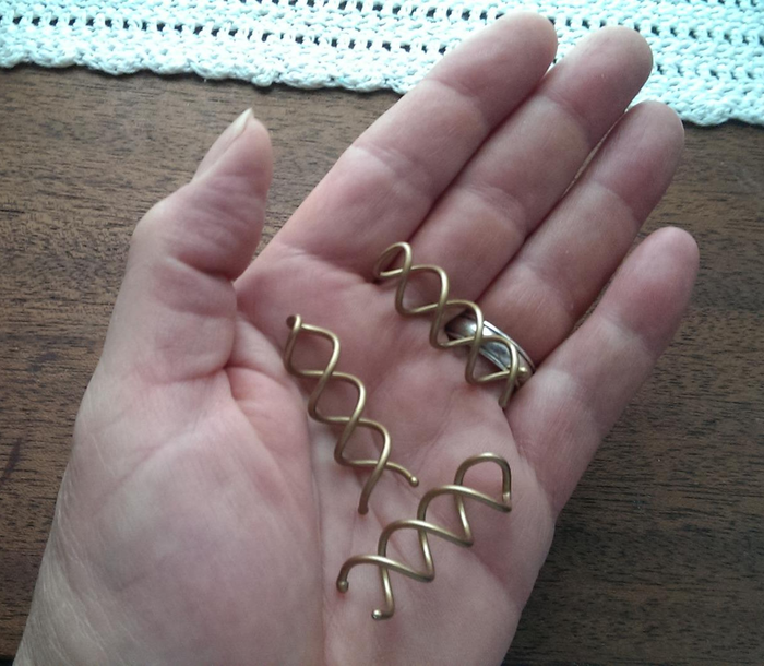 Another reviewer holding a set of spin pins in their hand