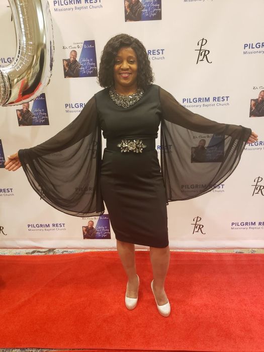 Reviewer wearing the dress in black.