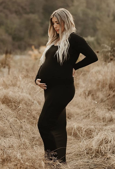 a pregnant reviewer rocking the same bodycon dress in black