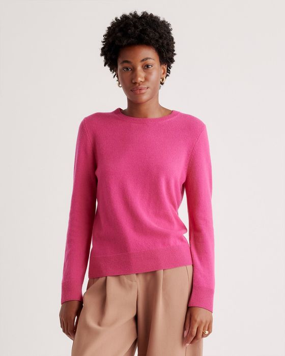 A model is wearing the soft pink cashmere crewneck sweater.