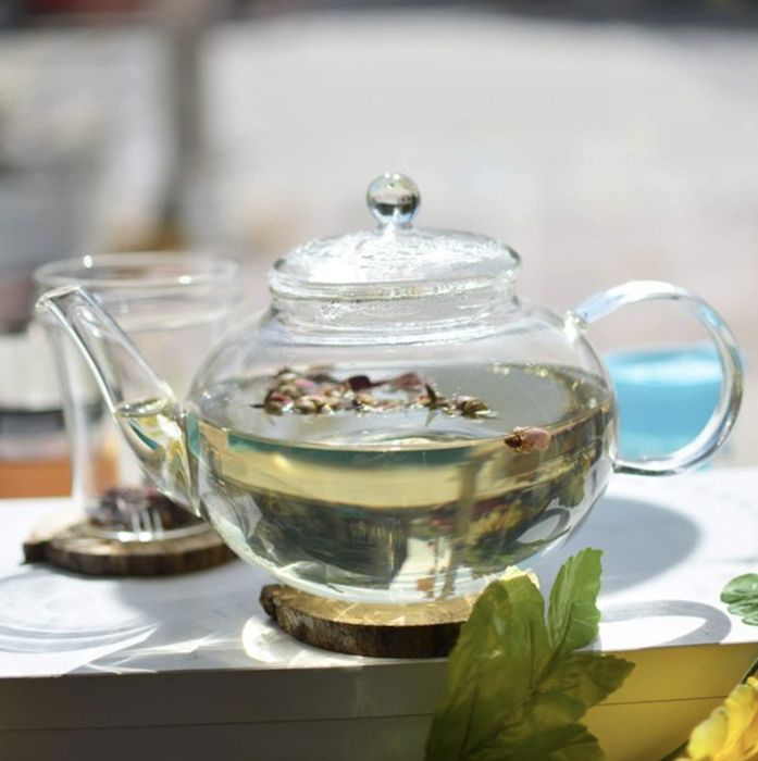 The glass teapot steeping loose-leaf tea