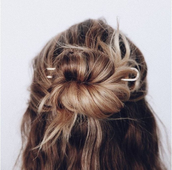 Model wearing a gold pin in her dirty blonde hair