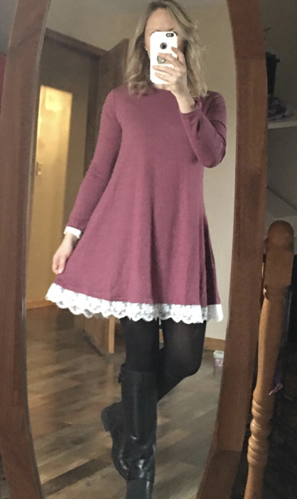 A reviewer in a maroon dress with a white trim