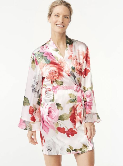 model wearing the floral robe with shorts and long sleeves