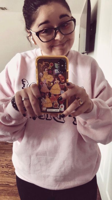 A picture of the Mytour editor holding the Belle phone case, showcasing its elegant design.