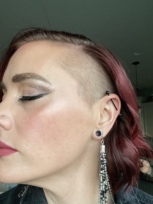 A reviewer demonstrating the crisp eyeshadow line after using the patches
