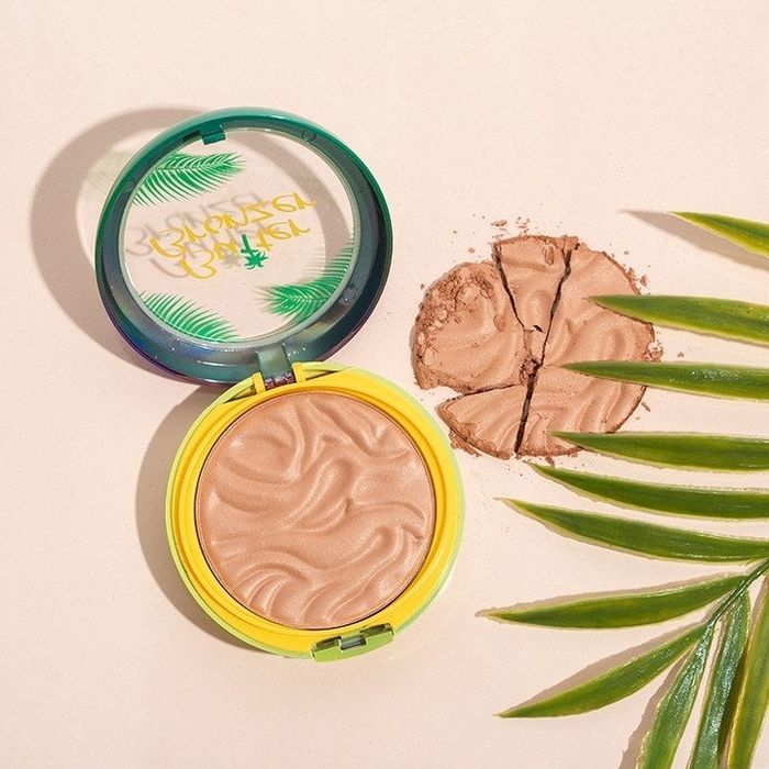 The bronzer product itself.