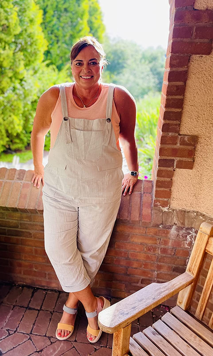 A reviewer rocking the overalls in white.