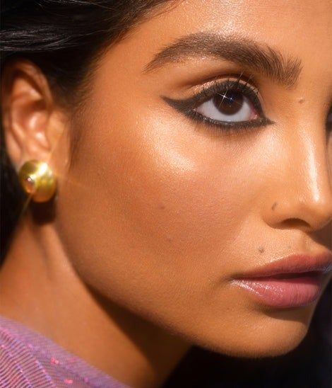 A model showcasing the black eyeliner.