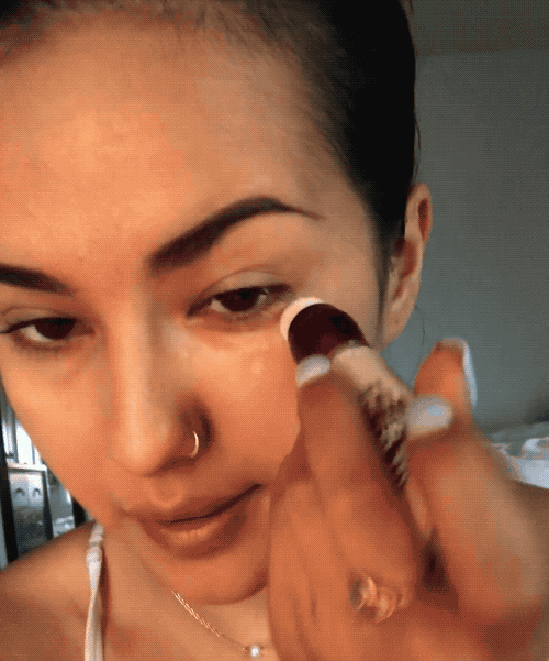 Former Mytour editor applying the concealer under the eyes.