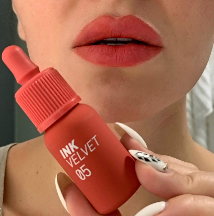 A customer shares a photo of themselves wearing and holding the Ink Velvet 05 bottle