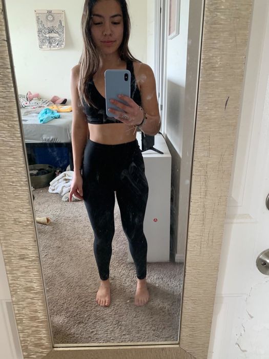 A reviewer showcases the leggings in black.