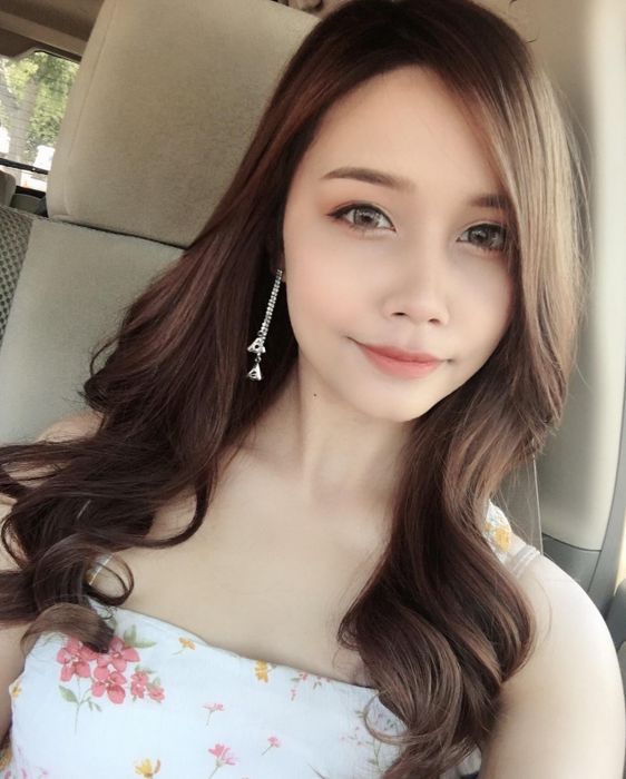 A reviewer showcasing poreless skin after applying the primer under their makeup, giving a smooth and flawless appearance.