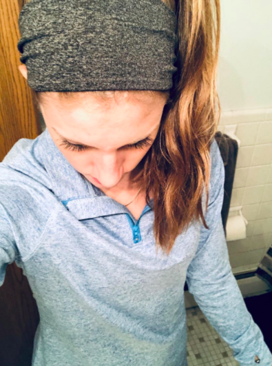 Reviewer wears a gray headband with hair in a ponytail