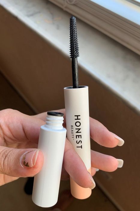 Customer holding the mascara in hand