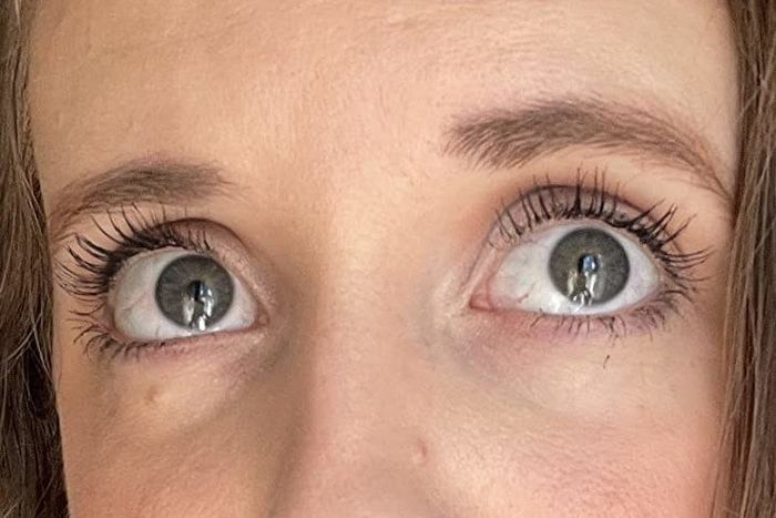 Reviewer applying mascara to their lashes.