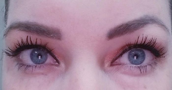 A reviewer sporting the mascara.