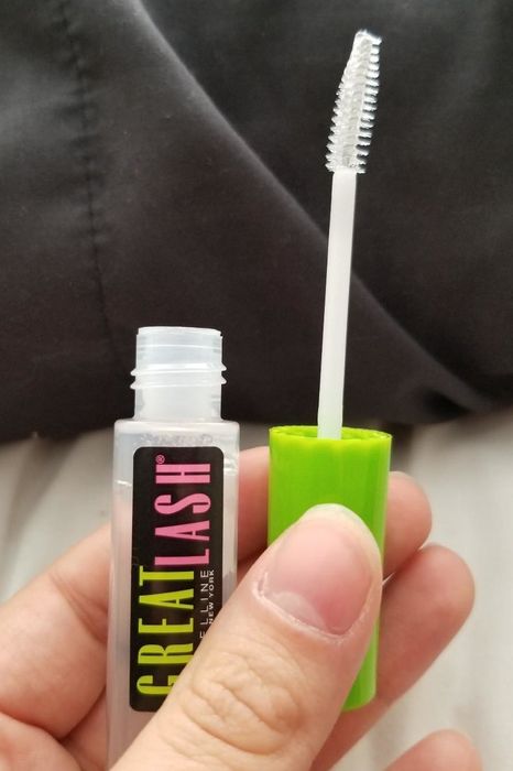 A reviewer presenting the mascara.