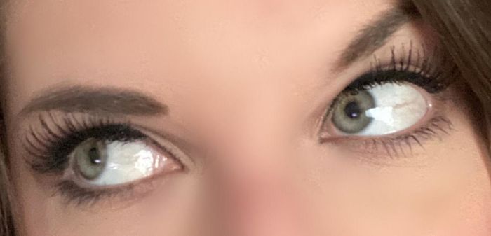 A reviewer flaunting the mascara.