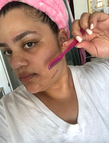 Another reviewer showing how they use the tool to eliminate fine facial hair.