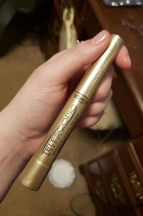 Customer holding the mascara in hand