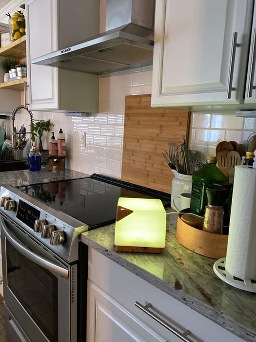 A reviewer's diffuser glowing in a cheerful yellow hue.