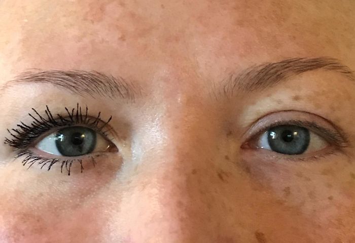 A reviewer demonstrates the mascara on one eye for a striking comparison.