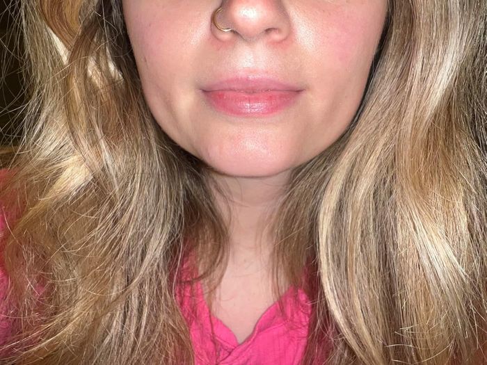 Same reviewer's lips looking smooth after applying Hanalei lip scrub