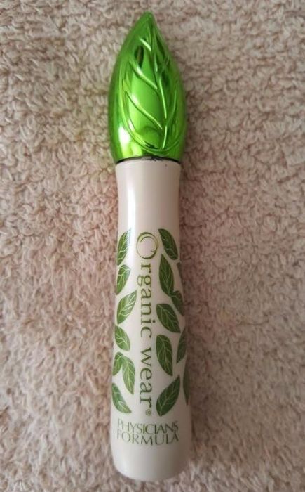 Image of the mascara held by the customer