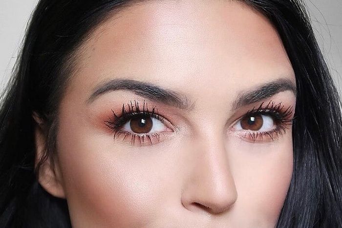 A model wearing the thickening mascara.