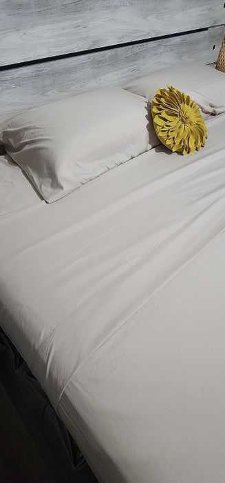 A reviewer posted an image showcasing the white sheets.