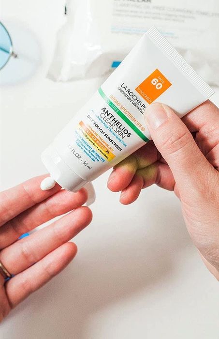 A model applying the sunscreen