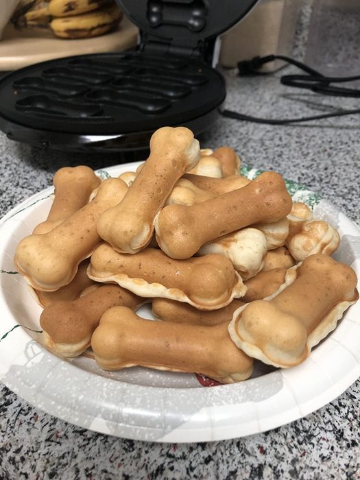 The reviewer demonstrates the final appearance of the treats after they have been extracted from the machine.