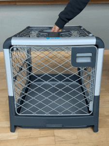 A gif demonstrating the crate effortlessly collapsing and folding down in seconds