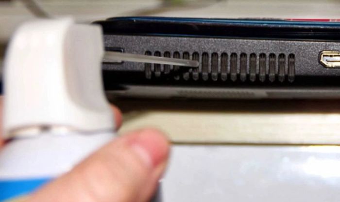 Vệ sinh quạt laptop từ bên trong