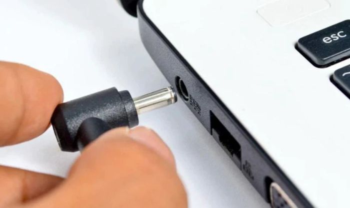 Tắt nguồn và rút phích cắm điện của laptop.