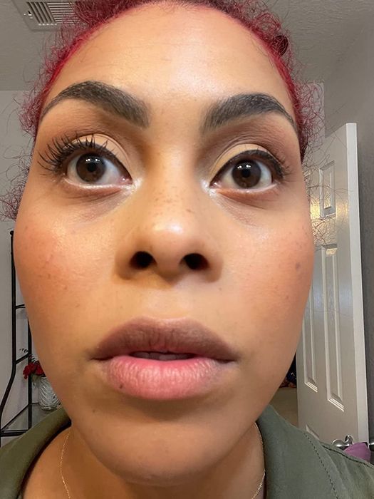 The same reviewer after applying mascara over the primer, showcasing noticeably longer and fuller lashes compared to the untreated eye.