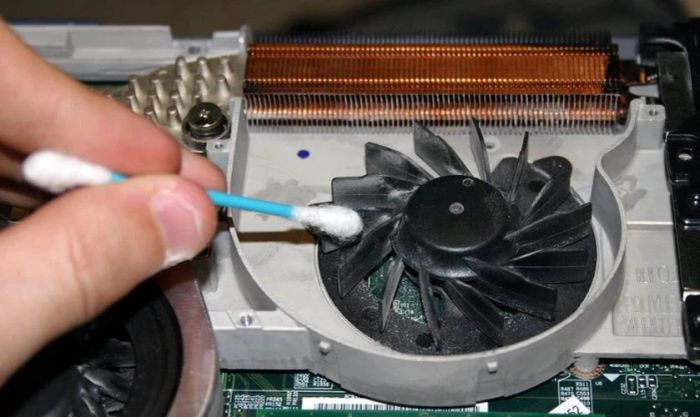 Vệ sinh quạt tản nhiệt của laptop bằng tăm bông