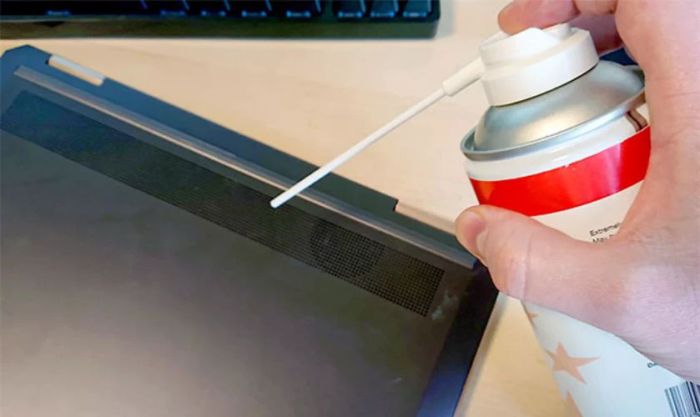 Dùng khí nén để vệ sinh quạt tản nhiệt laptop.