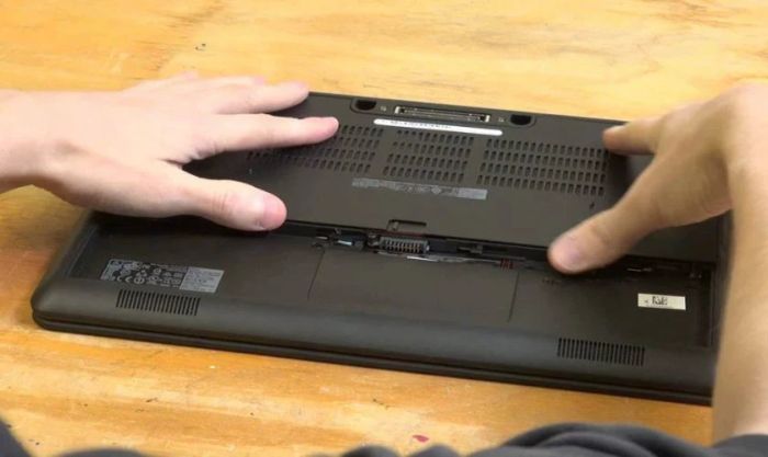 Đóng nắp laptop sau khi hoàn thành việc vệ sinh