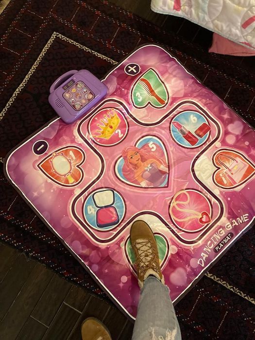 A photo from another reviewer showing a foot on the pink dance mat.