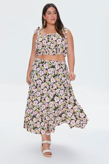 A model presenting the floral set.
