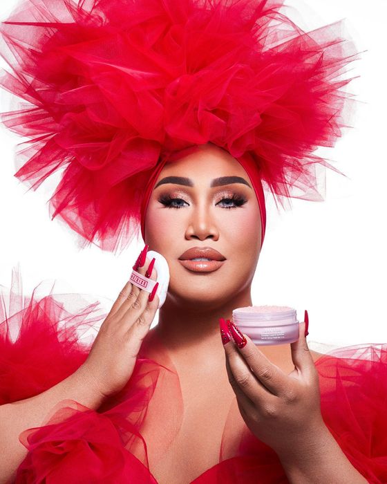Patrick Starr applying the setting powder