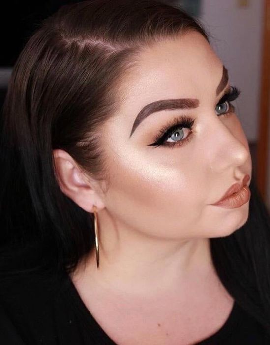 A reviewer showcasing the molten gold highlighter in action.