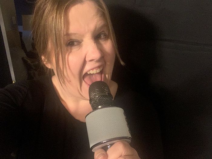 A reviewer enjoying the microphone, perhaps preparing to showcase their singing talents with their own performance. It’s a fun gadget to bring out the inner performer in anyone.