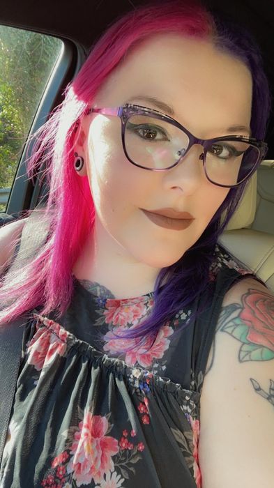 Reviewer with black hair on one side and black-pink hair on the other