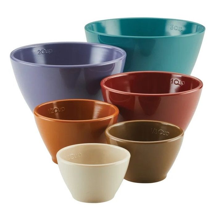 The set of measuring cups.